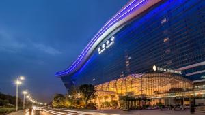 成都成都环球中心天堂洲际大饭店的建筑的侧面有蓝色的灯光