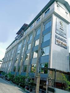 西里古里Central Courtyard Boutique Hotel的建筑的侧面有标志