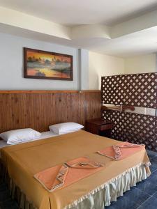 查汶拉达那简易别墅旅馆的一间卧室配有一张床,上面有两条毛巾