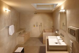 科隆切尔西酒店的一间带水槽、卫生间和淋浴的浴室