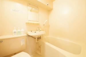 府中市Monthly Mansion Tokyo West 21 - Vacation STAY 10868的浴室配有盥洗盆、卫生间和浴缸。