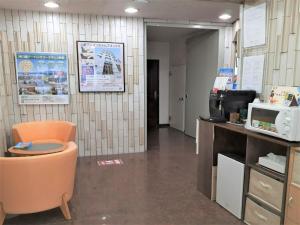 府中市Monthly Mansion Tokyo West 21 - Vacation STAY 10868的一间配备了椅子和微波炉的等候室
