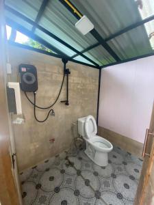 Ban Maiบ้านชายดอย Glamping ดอยแม่แจ๋ม cheason ,Muangpan, Lampang的客房内的卫生间