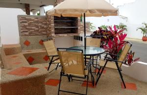 萨利纳斯Riveri Salinas V53的庭院内桌椅和遮阳伞