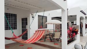 萨利纳斯Riveri Salinas V53的天井配有吊床和桌椅