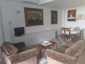 APPARTAMENTO IN VILLA STORICA SUL MARE PER 8/10 PERSONE的休息区