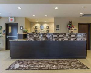 尼斯库埃德蒙顿国际机场康福特茵酒店的医院的大厅,有接待台