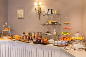 斯特拉斯堡贝斯特韦斯特PLUS别墅酒店的自助餐,包括餐桌上的食品和饮料