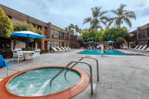 The Buena Park Hotel & Suites内部或周边的泳池