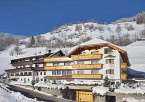 圣洛伦佐-迪塞巴托欧纳赫酒店的一座大雪地建筑,山中