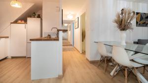 科尔马Superbe appartement au coeur du Colmar的厨房以及带桌椅的用餐室。