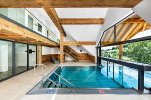 费尔德伯格SCHWARZENBACH - Apartments & Rooftop Pool的一座带窗户的室内泳池