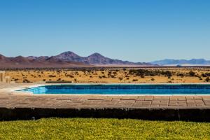 DuwisibAt Kronenhof Lodge的沙漠中的一个游泳池