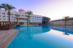 凯麦尔Transatlantik Hotel & Spa的一座酒店游泳池,其背景是一艘游轮