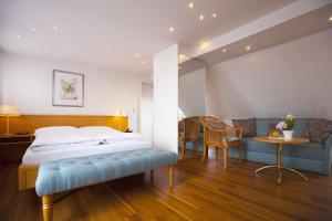 曼海姆科法尔斯图本酒店的酒店客房带一张床、一张桌子和椅子