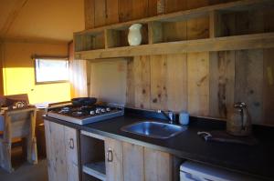 圣奥迪利恩贝赫Hoeve Linnerveld XL的厨房配有水槽和炉灶