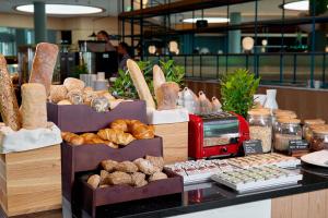 华沙声音花园机场酒店的面包店内展示的面包和糕点