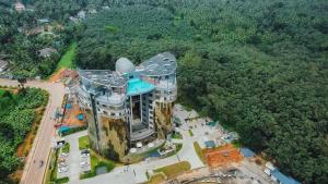 科泽科德Fezinn Hotel - Best Wayanad Hotel in 2024的建筑的空中景观,上面有推进器