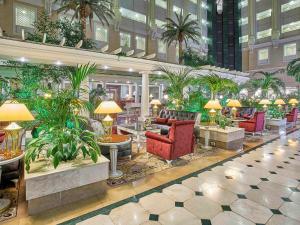 阿斯塔纳里克瑟斯酒店的大厅,在大楼里摆放椅子和植物
