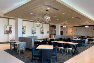 MaricopaLa Quinta Inn & Suites by Wyndham Maricopa Copper Sky的用餐室配有桌椅和灯光