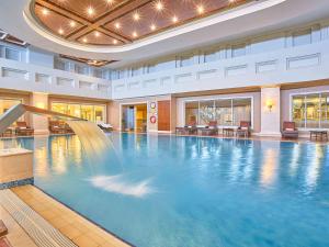 阿斯塔纳里克瑟斯酒店的一座大型游泳池,位于酒店,设有大型游泳池