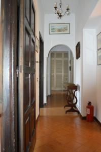 伊斯基亚Appartamento in Villa il Kent a 2 passi dal mare的走廊上的门和桌子