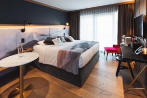 格林德尔瓦尔德冰川精品酒店 的酒店客房配有一张床铺和一张桌子。