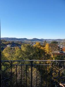 门德里西奥Salorino Apartments by Quokka 360 - with a view of nature的阳台享有秋叶的景色。