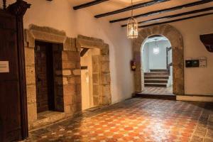 阿尔巴拉辛Casa Jarreta Azagra Albarracin的走廊上设有拱门和楼梯的建筑