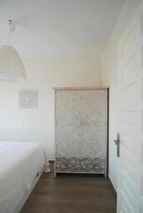 厄尔·坎皮洛·德·罗达尔La Gata Azul Rodalquilar的一间白色的卧室,配有床和门