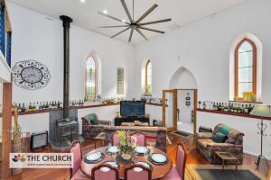 Willaston'THE CHURCH' Guest Home, Gawler Barossa Region的客厅配有桌椅