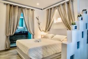 佩里萨Anastasia Princess Luxury Beach Residence - Adults Only的一间卧室配有一张床,上面有两条毛巾