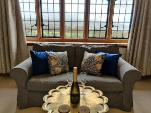 Luxury Bed And Breakfast at Bossington Hall in Exmoor, Somerset的休息区