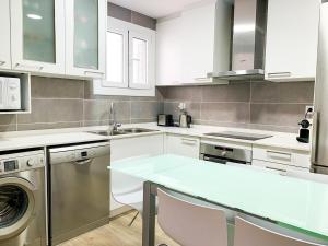 莱塞斯卡尔德-恩戈尔达Apartamento Perfección al lado de Caldea的厨房配有白色橱柜、水槽和洗碗机。