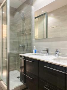 莱塞斯卡尔德-恩戈尔达Apartamento Perfección al lado de Caldea的一间带两个盥洗盆和淋浴的浴室