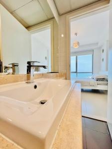 拉斯阿尔卡麦Luxurious 2 bedroom Beachfront Apartment - direct seaview的相册照片