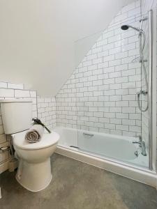 弗罗姆Silverwood Coach House的一间带卫生间和浴缸的浴室