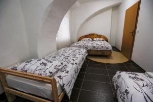 欧热霍瓦瓦斯Hostel - Rooms Kaj & Kaja的小型客房的两张床,设有一个阁楼。