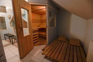 欧热霍瓦瓦斯Hostel - Rooms Kaj & Kaja的带木门衣柜的房间