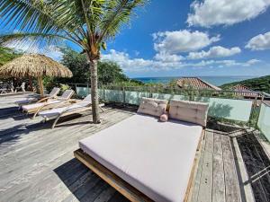 Cul de SacVilla Zen, luxury and confort, private pool and sea view的一个带躺椅的海景庭院