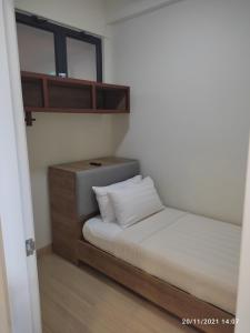 关丹Studio with Privacy Balcony and NETFLIX at TimurBay Sea Front Residence的一间带床和橱柜的小卧室