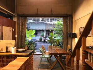 素叻Boundary Hostel and Cafe的一间设有桌子并享有庭院景色的用餐室