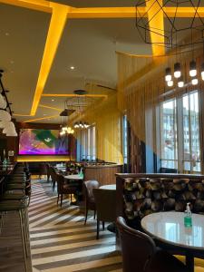 都柏林Arthaus Hotel的用餐室设有桌椅和窗户。