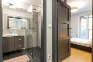 比亚韦斯托克Apartament Koncertowy的带淋浴和盥洗盆的浴室