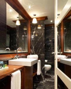 巴塞罗那U232酒店的浴室设有2个水槽和2个卫生间