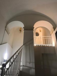莫塔·圣塔纳斯塔西亚Motta Palace Apartments & Rooms的楼梯间,楼梯间
