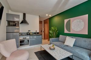 拉巴特Stayhere Rabat - Agdal 3 - Prestige Residence的客厅配有沙发和桌子