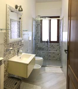 阿尔盖罗Home Feeling Mascagni - Bilocale的一间带水槽、卫生间和淋浴的浴室