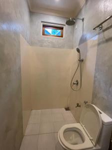 图杜Thoddoo Retreat Grand的一间带卫生间和窗户的小浴室