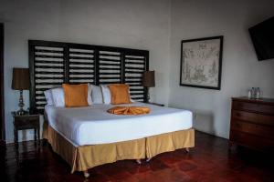 库埃纳瓦卡卡萨殖民酒店-仅限成人入住的卧室配有带橙色枕头的大型白色床
